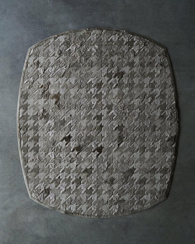 Black Dog / Hide Rug / 25707