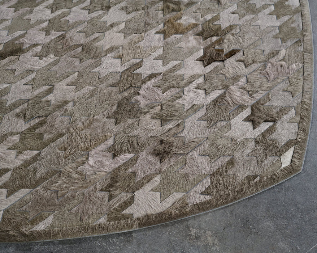 Black Dog / Hide Rug / 25707