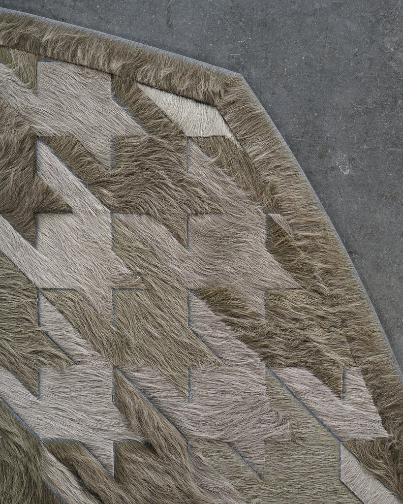Black Dog / Hide Rug / 25707