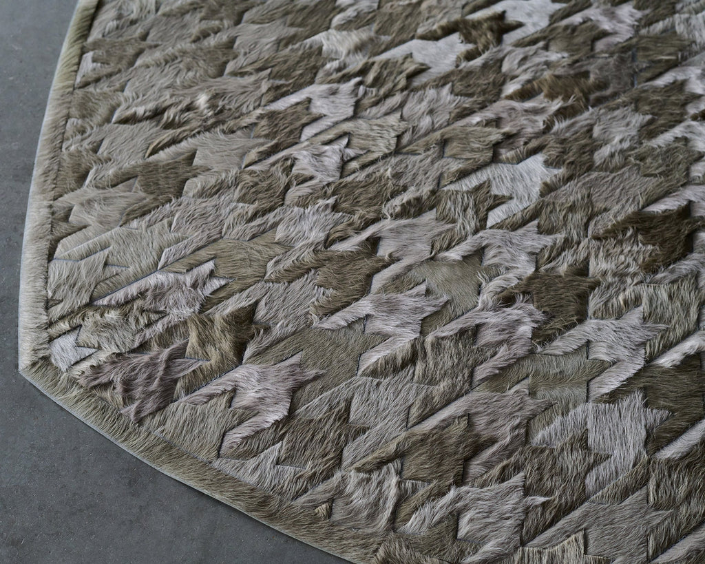Black Dog / Hide Rug / 25707