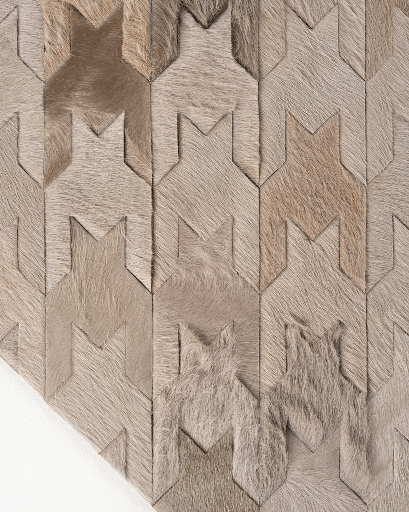 Black Dog / Hide Rug / 18843